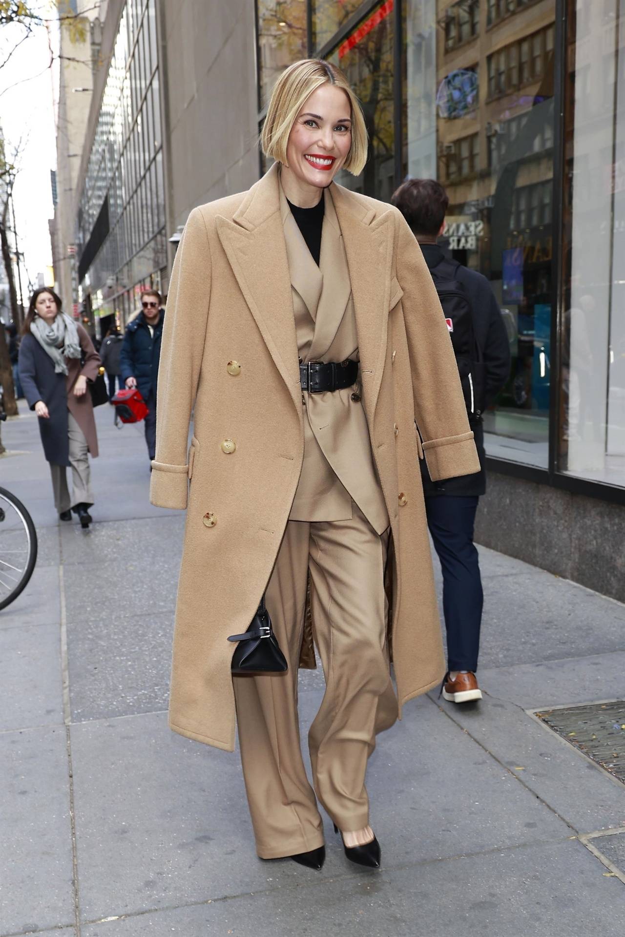 巩俐、梅姨、高圆圆...Power女性冬天少不了一件驼色大衣<strong></p>
<p>东北制药股票</strong>!