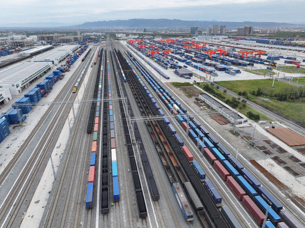 习近平总书记关切事|中欧班列通陆达海