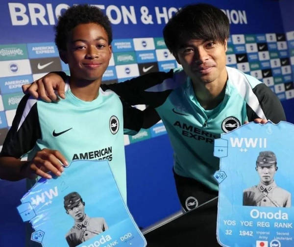 日本球员持“日本最后兵”照片合影<strong></p>
<p>中石化股票</strong>,英超球队致歉