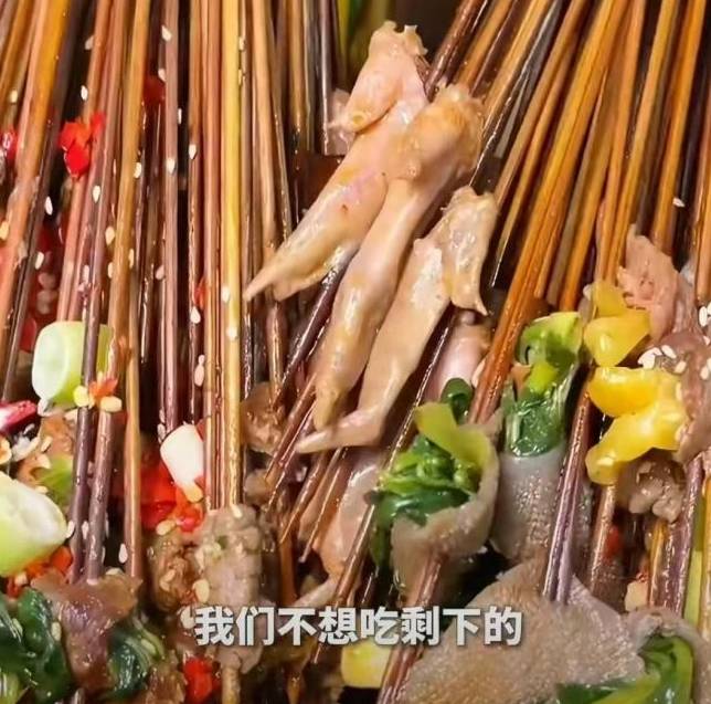 女子吃地摊火锅，目睹老板将别人吃剩的锅底倒回汤锅，不满遭威胁