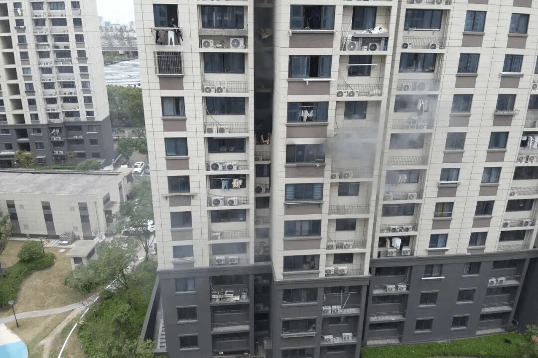 夜晚<strong></p>
<p>广晟有色股票</strong>，办公楼12层突冒火光！一个动作险酿大祸，监控还原真相