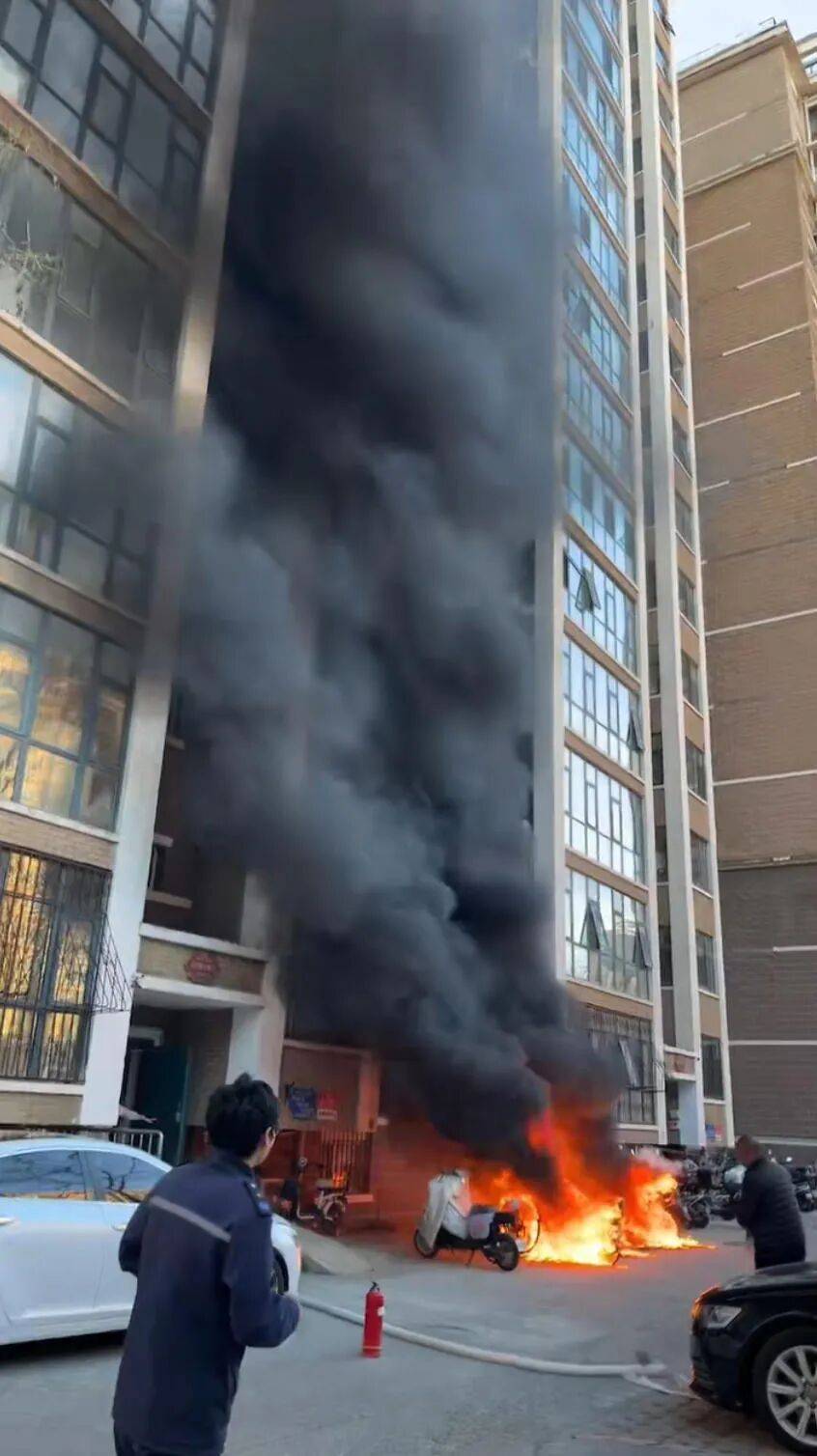 天通苑一天两起电动车火情<strong></p>
<p>中国医药股票</strong>，突然着火忒吓人丨有事儿@新京报