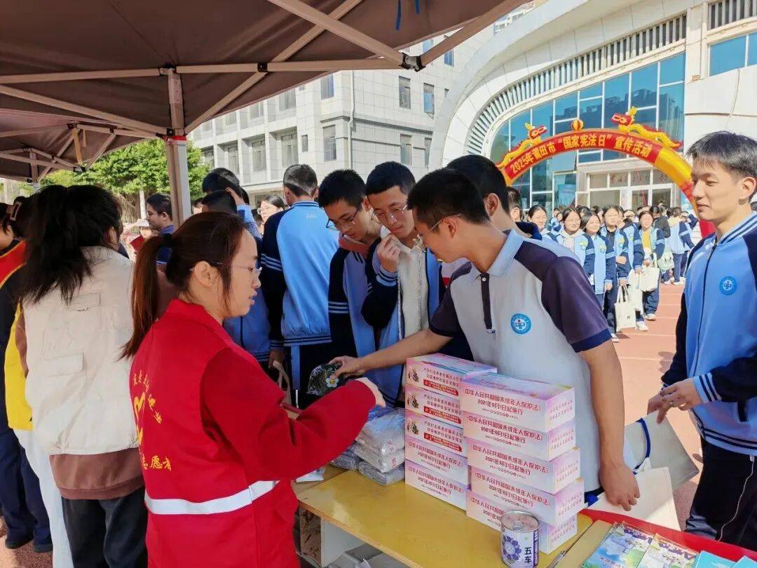 汇聚志愿力量 共建美好社会 | 国际志愿者日<strong></p>
<p>中国医药股票</strong>，我们在行动！