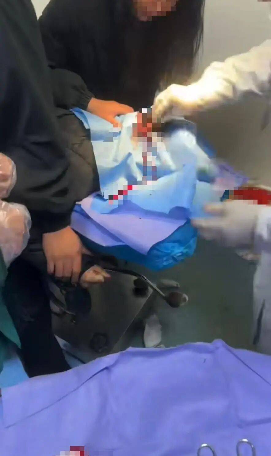 后脑勺缝了9针！女生这些场景戴它<strong></p>
<p>中国医药股票</strong>，等于顶了个“凶器”？