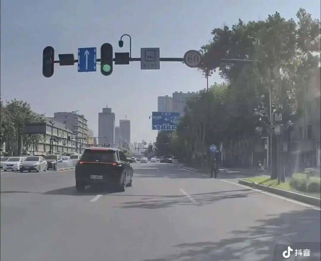 湖北武汉一理想车主在高速上“蛇形走位” <strong></p>
<p>中国医药股票</strong>，多次变道引发关注，当地交警：已确认违规，下周一将带车主现场指认