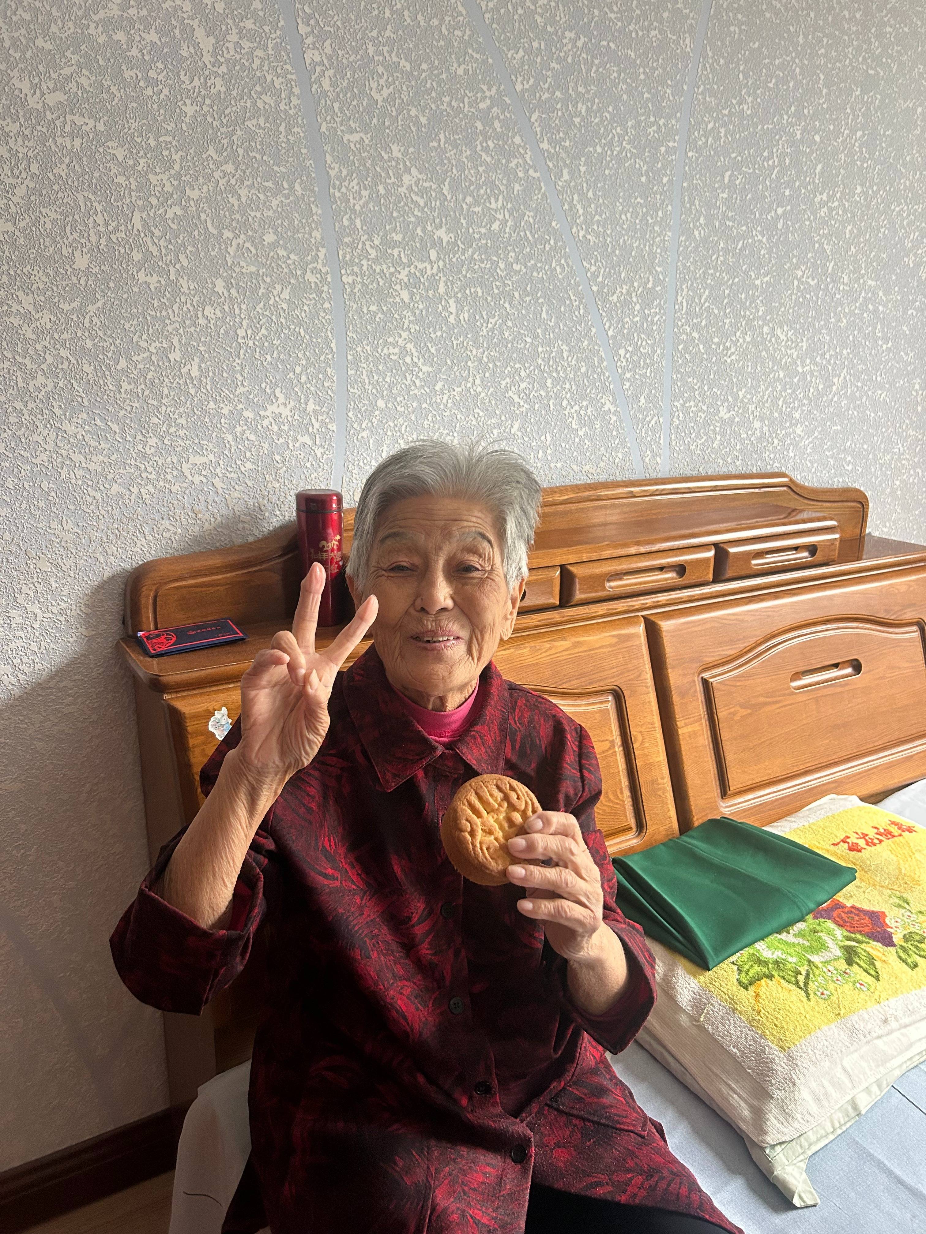 女子晒照对比奶奶自爷爷去世9个月后变化：再也不是时髦的老太太了<strong></p>
<p>宇通客车股票</strong>，评论区泪目