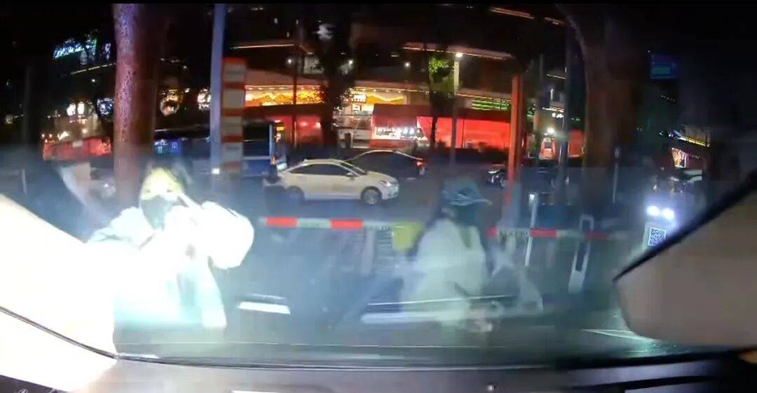 一司机在重庆接送明星，吐槽“私生饭”太疯狂，两名女子追车拍摄