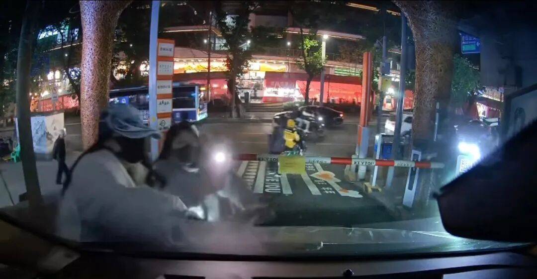 一司机在重庆接送明星<strong></p>
<p>宇通客车股票</strong>,吐槽“私生饭”太疯狂,两名女子追车拍摄