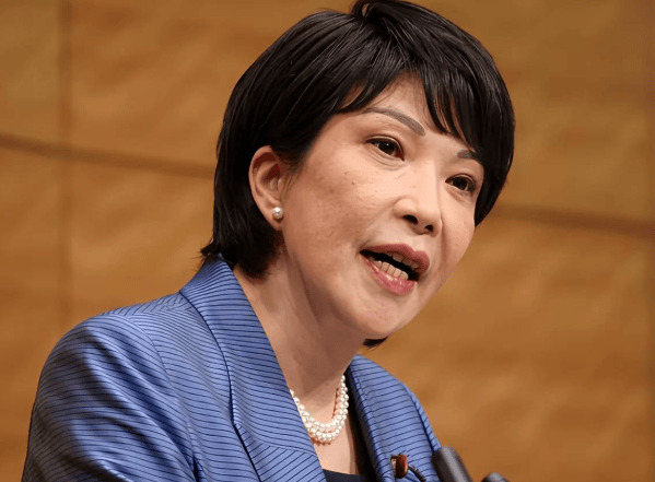 最后关头，高市早苗被催辞职谢罪！24小时内，辽宁舰逼近琉球，对外释放信号很不寻常！