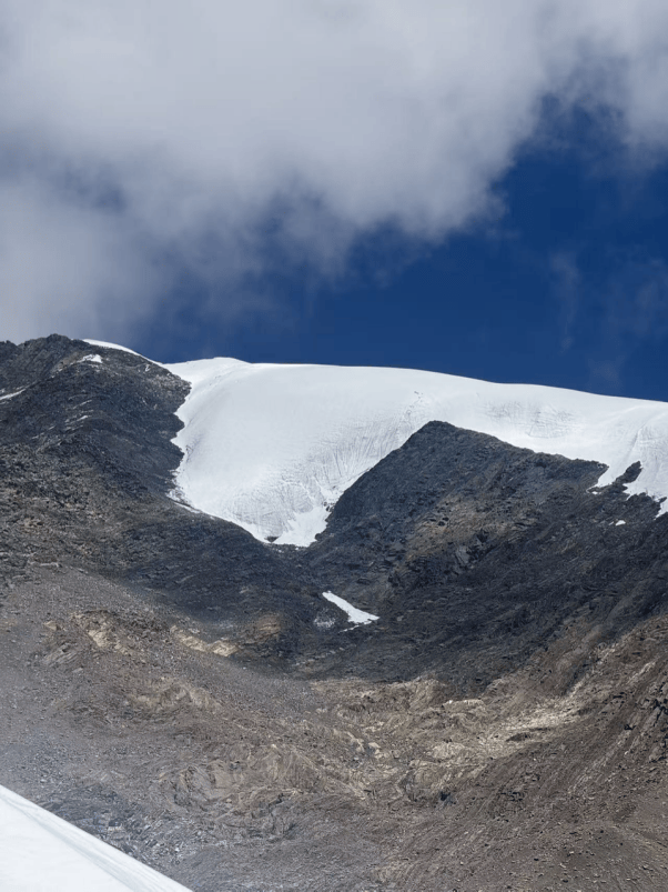 为给大学生拍登顶照片 向导从5300米雪山坠亡