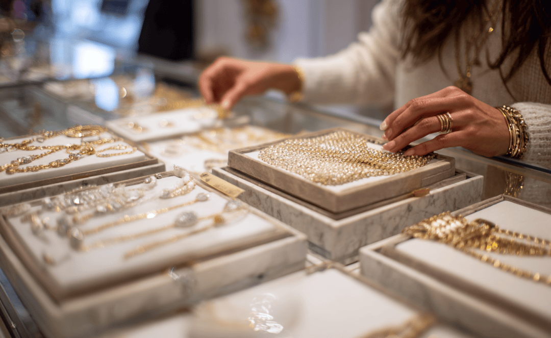 潮汕老板卖0.1克黄金<strong></p>
<p>东鹏饮料股票</strong>，今年已进账62亿