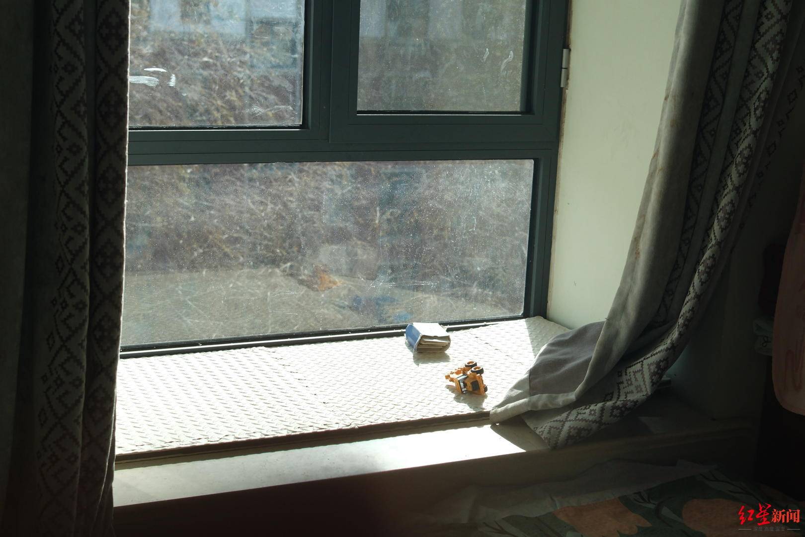 8岁自闭症男童苍山走失后身亡 深陷漩涡的父母:<strong></p>
<p>东鹏饮料股票</strong>我们全家都在用爱托举这个孩子丨2025未完待续