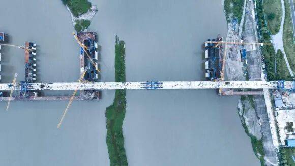 “破界”成都：两千万常住人口脚下的轨道新路