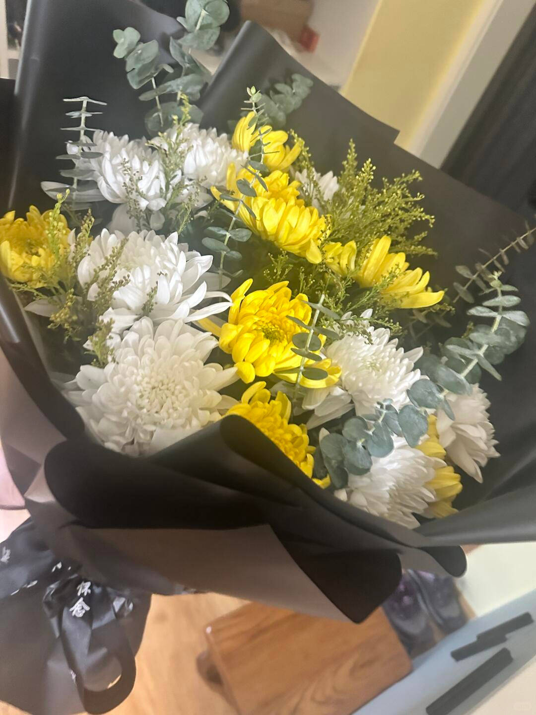 上海高中生买99朵康乃馨为母亲庆生<strong></p>
<p>四川九洲股票</strong>,却收到菊花写着“缅怀逝者”,店家:骑手送错了