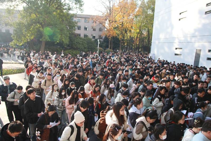 中年失业的地产人<strong></p>
<p>四川九洲股票</strong>,挤进考公“复活赛”