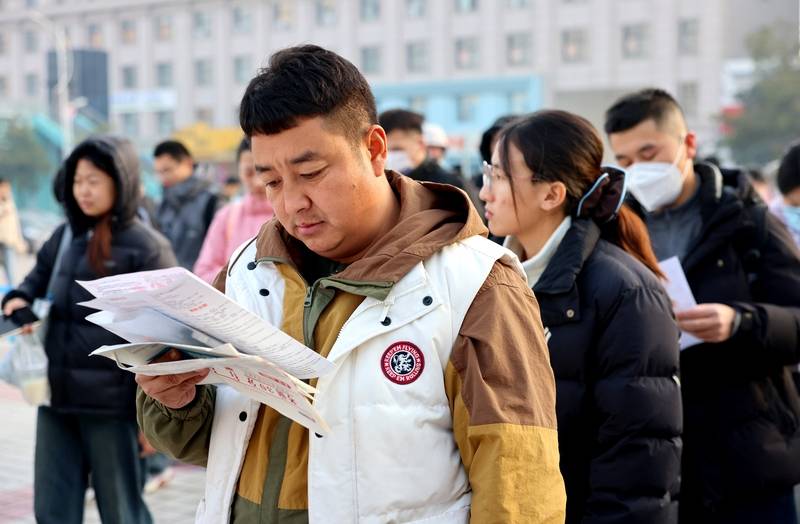 中年失业的地产人<strong></p>
<p>四川九洲股票</strong>,挤进考公“复活赛”
