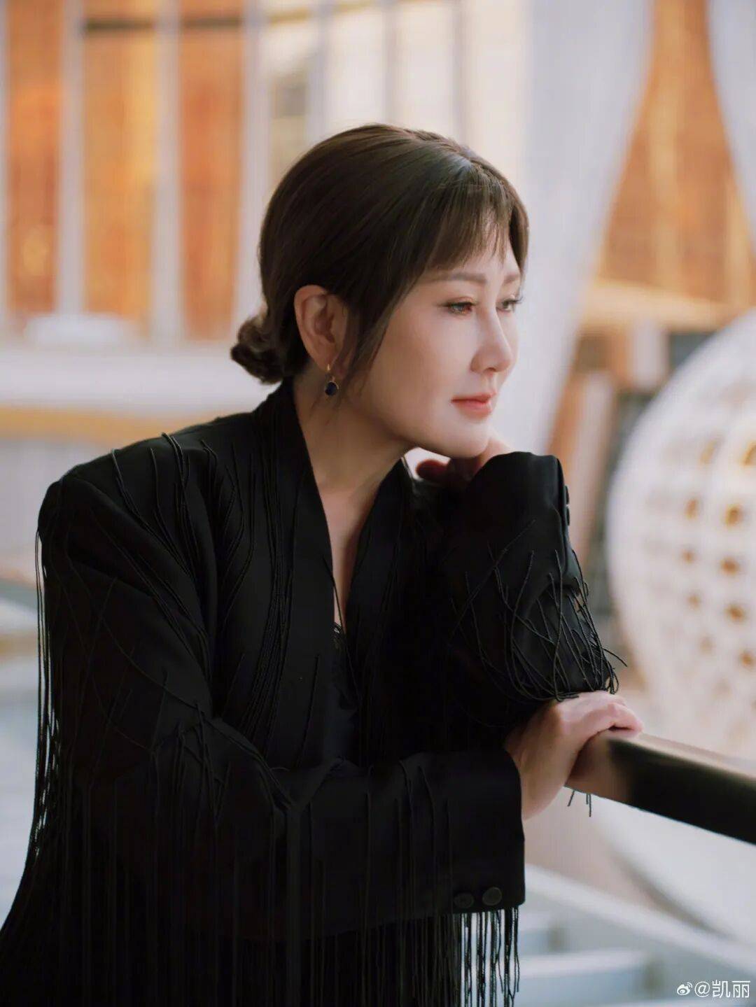 63岁女演员张凯丽晒照<strong></p>
<p>四川九洲股票</strong>，黑丝袜配高跟鞋，曾表示：年龄阻挡不了追求美的脚步