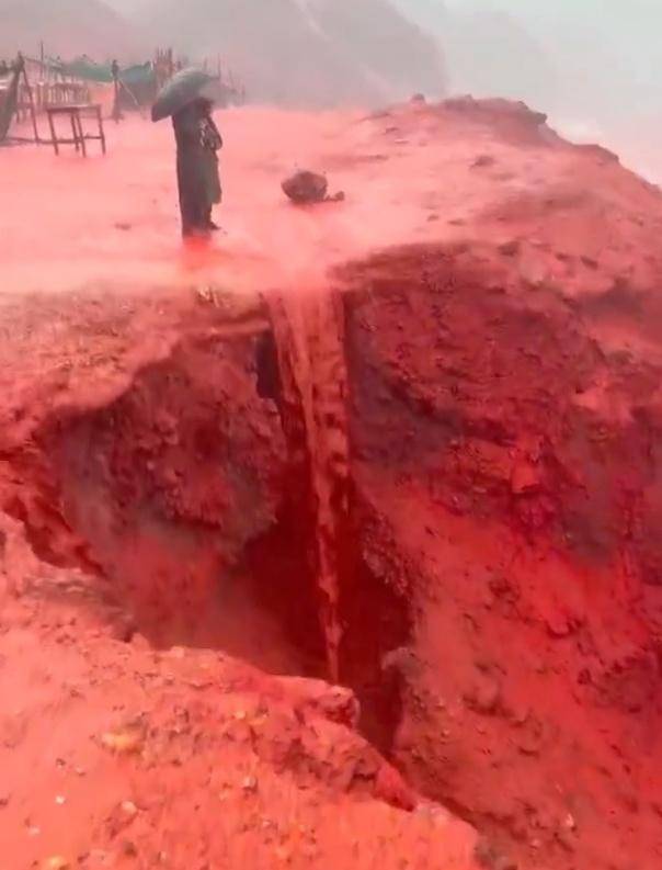 罕见！伊朗霍尔木兹岛遭遇强降雨<strong></p>
<p>光大银行股票</strong>，部分海域变成“血色海洋”