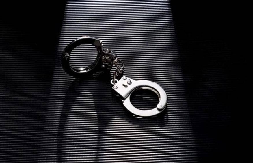 男子楼顶露台种树时不慎碰下树桩<strong></p>
<p>青岛啤酒股票</strong>，砸中楼下17岁少年致其死亡，一审获刑6年