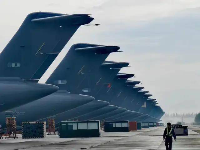 新款中型运输机运-30成功首飞<strong></p>
<p>青岛啤酒股票</strong>，网友：要搞AC-130那样的炮艇机？