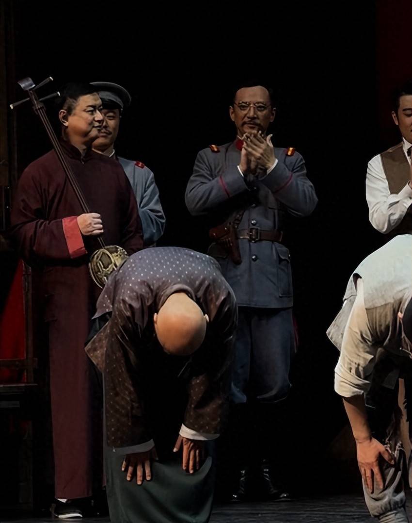 71岁陈佩斯在武汉演出，最后一场演出谢幕用老派艺人的“规矩”，向观众席鞠躬11次