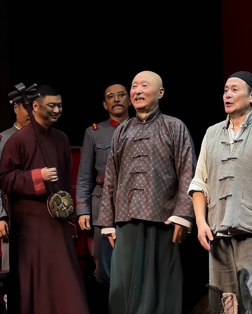 71岁陈佩斯在武汉演出<strong></p>
<p>金力永磁股票</strong>,最后一场演出谢幕用老派艺人的“规矩”,向观众席鞠躬11次