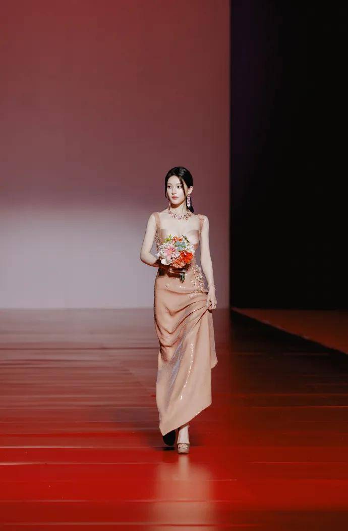 赵露思戴独一无二高珠<strong></p>
<p>金力永磁股票</strong>，周也女战神……明星们的“海口团建”造型也太美了