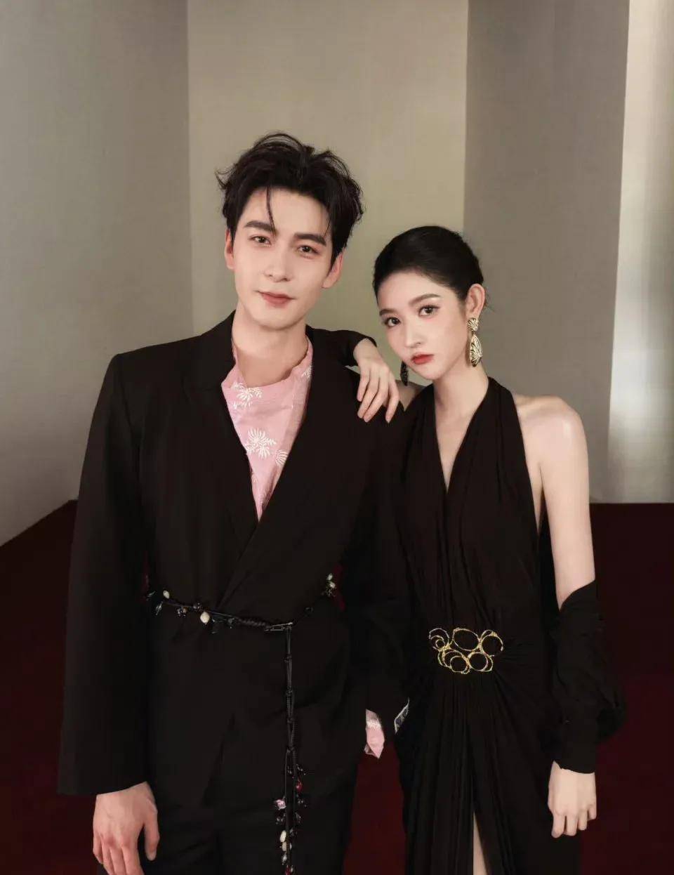 赵露思戴独一无二高珠<strong></p>
<p>金力永磁股票</strong>，周也女战神……明星们的“海口团建”造型也太美了