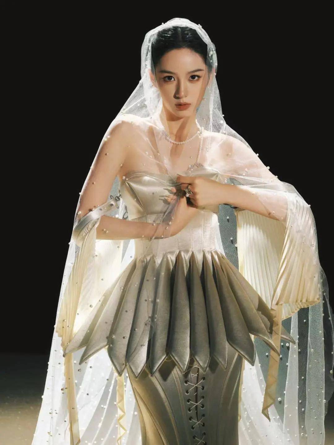 赵露思戴独一无二高珠<strong></p>
<p>金力永磁股票</strong>，周也女战神……明星们的“海口团建”造型也太美了