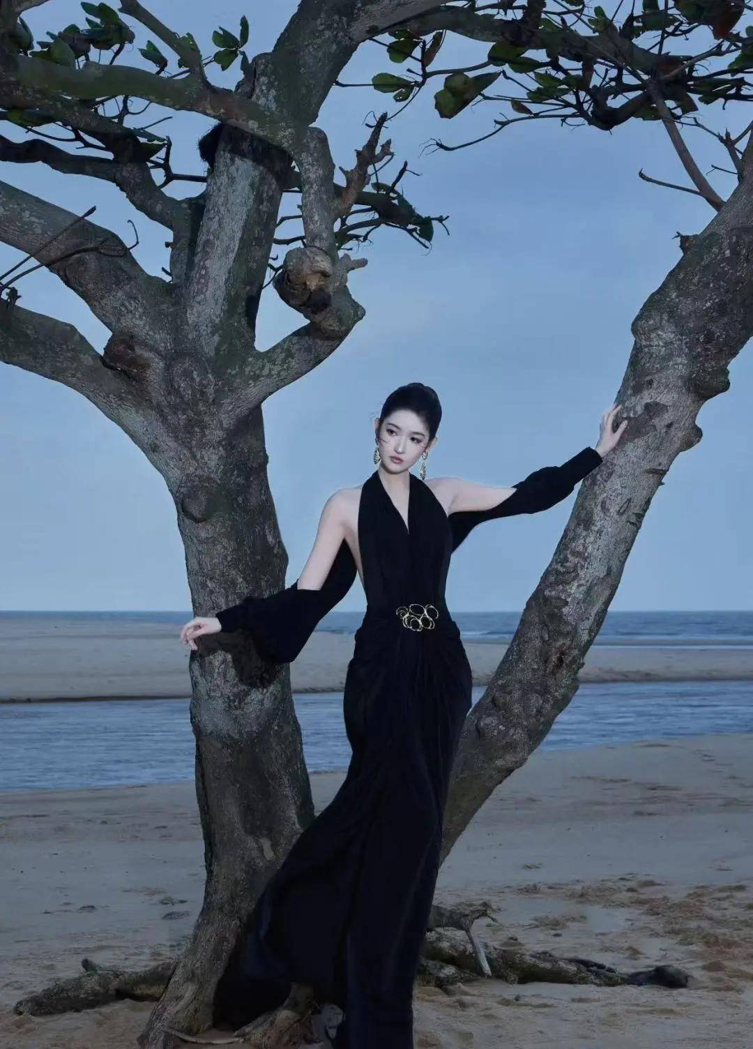 赵露思戴独一无二高珠<strong></p>
<p>金力永磁股票</strong>，周也女战神……明星们的“海口团建”造型也太美了