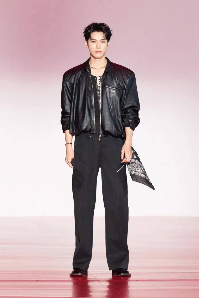 赵露思戴独一无二高珠<strong></p>
<p>金力永磁股票</strong>，周也女战神……明星们的“海口团建”造型也太美了