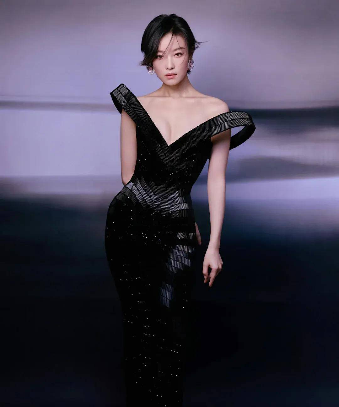 赵露思戴独一无二高珠<strong></p>
<p>金力永磁股票</strong>，周也女战神……明星们的“海口团建”造型也太美了