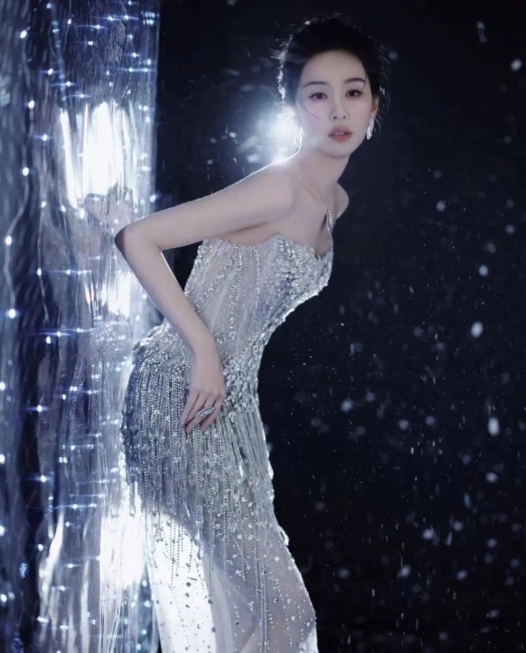 赵露思戴独一无二高珠<strong></p>
<p>金力永磁股票</strong>，周也女战神……明星们的“海口团建”造型也太美了