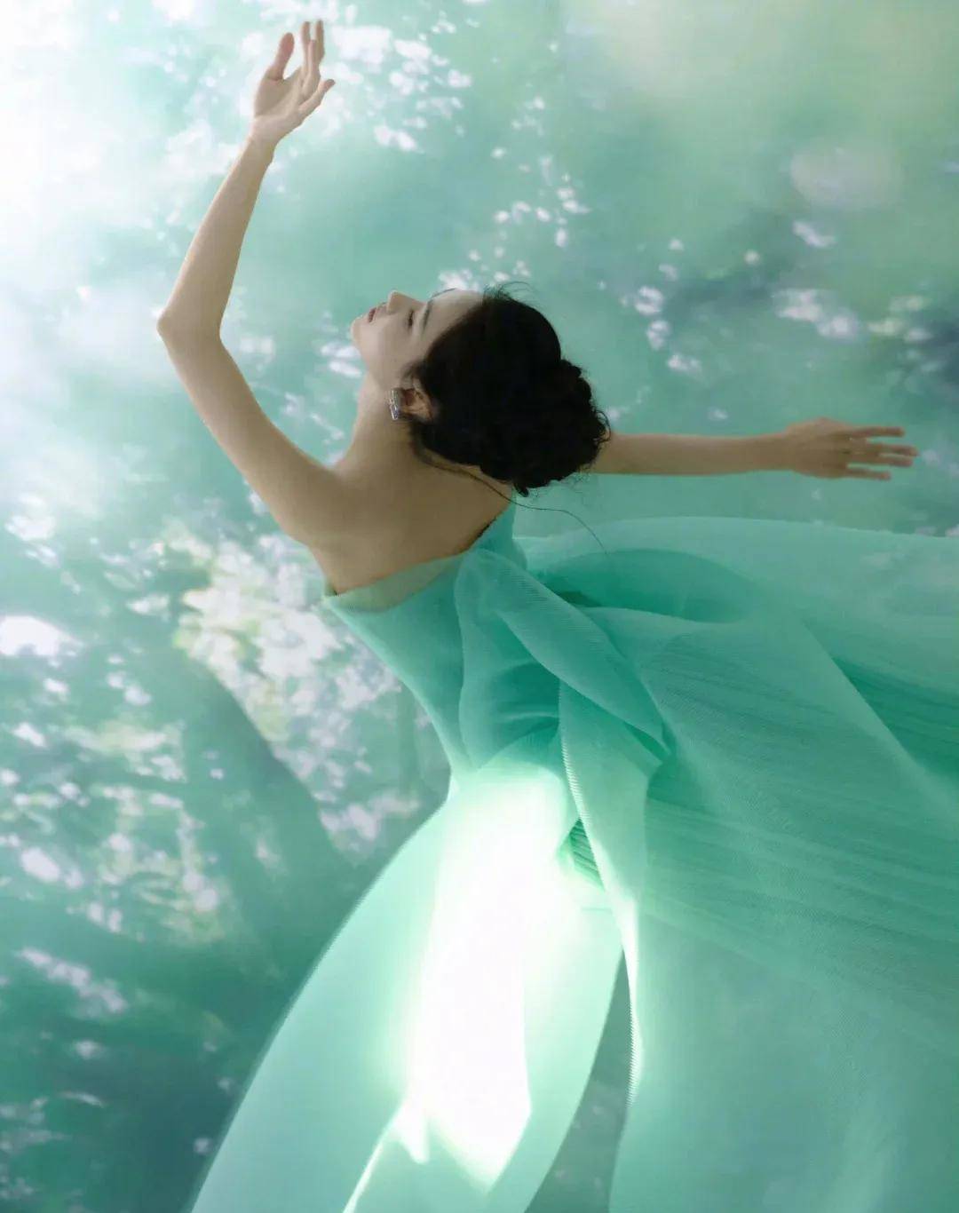 赵露思戴独一无二高珠<strong></p>
<p>金力永磁股票</strong>，周也女战神……明星们的“海口团建”造型也太美了