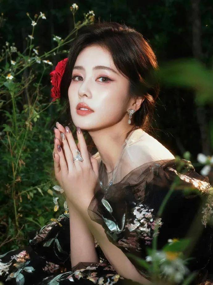 赵露思戴独一无二高珠<strong></p>
<p>金力永磁股票</strong>，周也女战神……明星们的“海口团建”造型也太美了