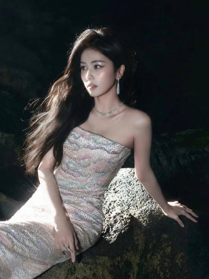 赵露思戴独一无二高珠<strong></p>
<p>金力永磁股票</strong>，周也女战神……明星们的“海口团建”造型也太美了