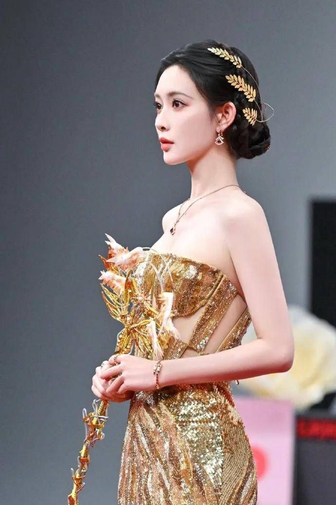 赵露思戴独一无二高珠<strong></p>
<p>金力永磁股票</strong>，周也女战神……明星们的“海口团建”造型也太美了