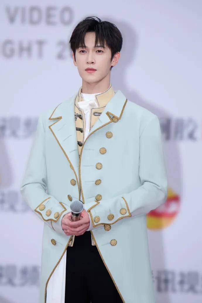 赵露思戴独一无二高珠<strong></p>
<p>金力永磁股票</strong>，周也女战神……明星们的“海口团建”造型也太美了