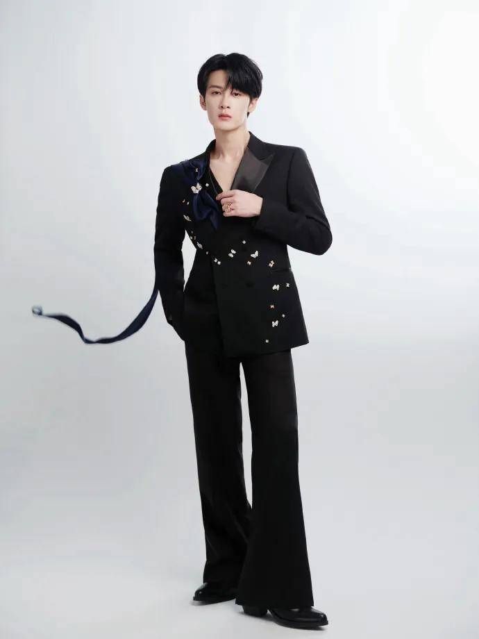 赵露思戴独一无二高珠<strong></p>
<p>金力永磁股票</strong>，周也女战神……明星们的“海口团建”造型也太美了