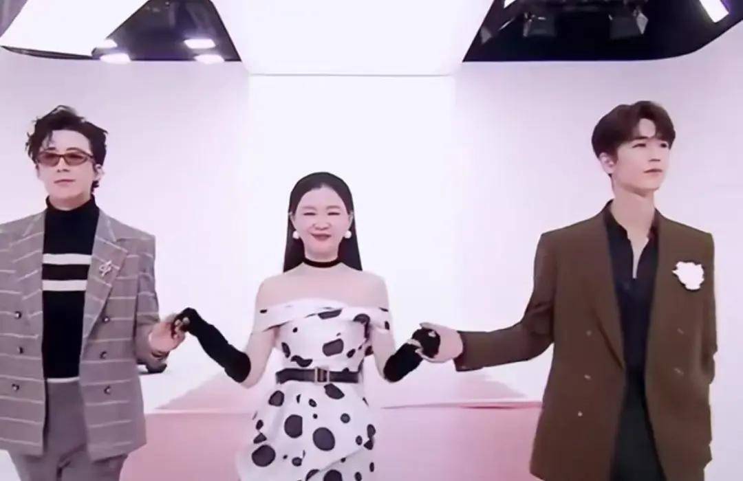 赵露思戴独一无二高珠<strong></p>
<p>金力永磁股票</strong>，周也女战神……明星们的“海口团建”造型也太美了