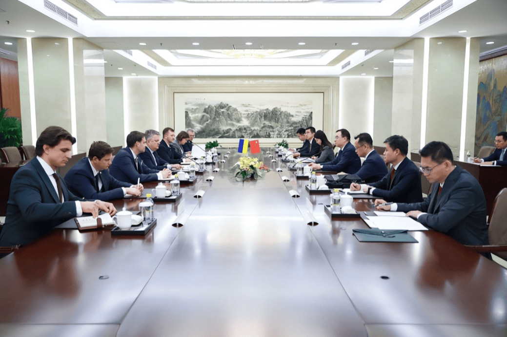 乌克兰高官访华刚回国，泽连斯就基下令：制裁这两类人，中方严词警告！
