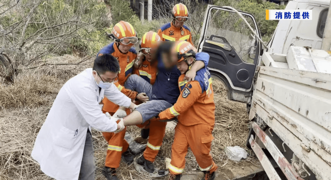 突然翻车<strong></p>
<p>爱施德股票</strong>!漳州一司机被困!