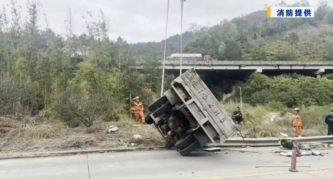 突然翻车<strong></p>
<p>爱施德股票</strong>!漳州一司机被困!