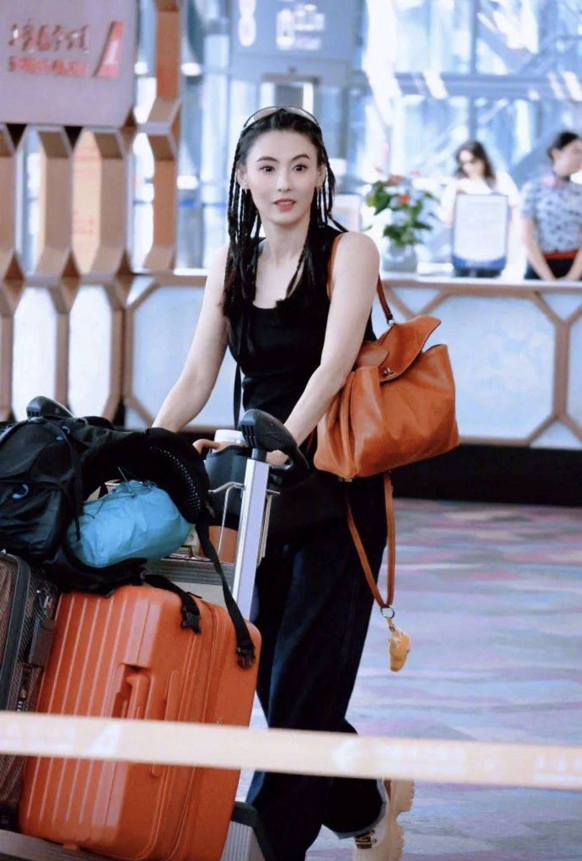 45岁张柏芝把自己穿成20岁少女<strong></p>
<p>爱施德股票</strong>,《一路繁花2》谁能不被她惊艳?