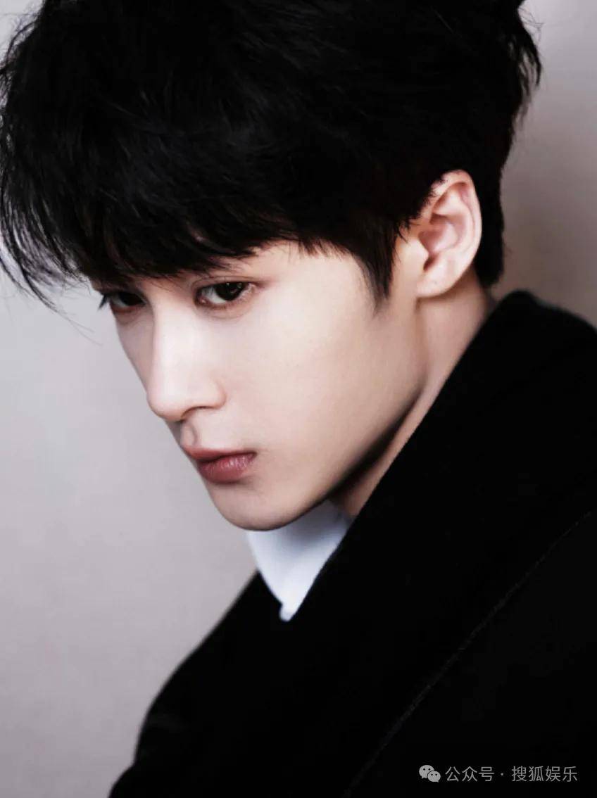 刚开年又曝一对相差15岁的恋情？他这一周两段绯闻真是连环暴击啊<strong></p>
<p>中天科技股票</strong>！