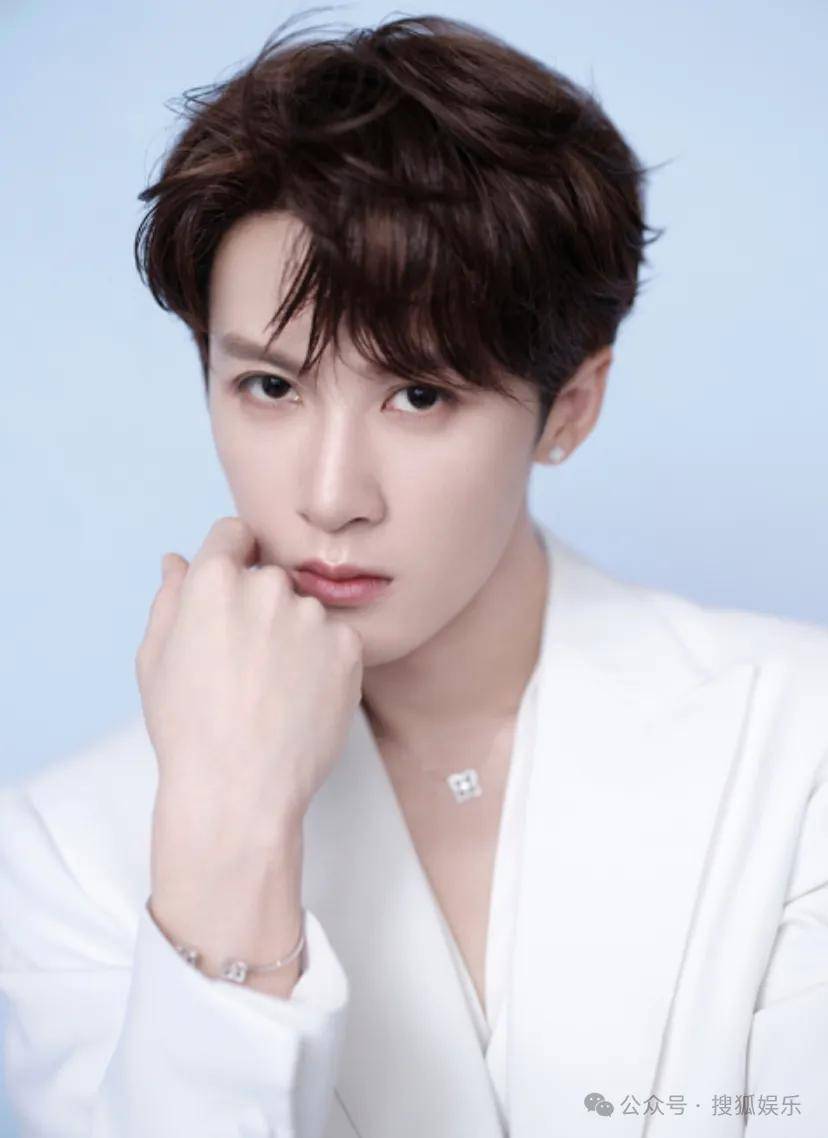 刚开年又曝一对相差15岁的恋情？他这一周两段绯闻真是连环暴击啊<strong></p>
<p>中天科技股票</strong>！