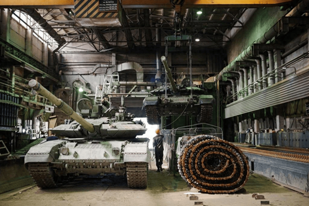 俄军战争潜力太恐怖，挺乌媒体被迫承认：俄罗斯坦克规模已反超战前