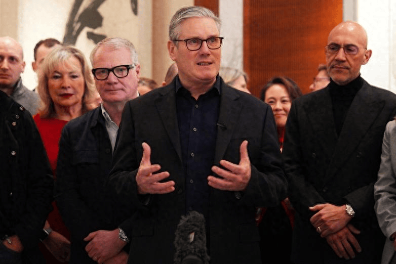 来华访问的斯塔默，被问到敏感问题时，知道有些话不该说