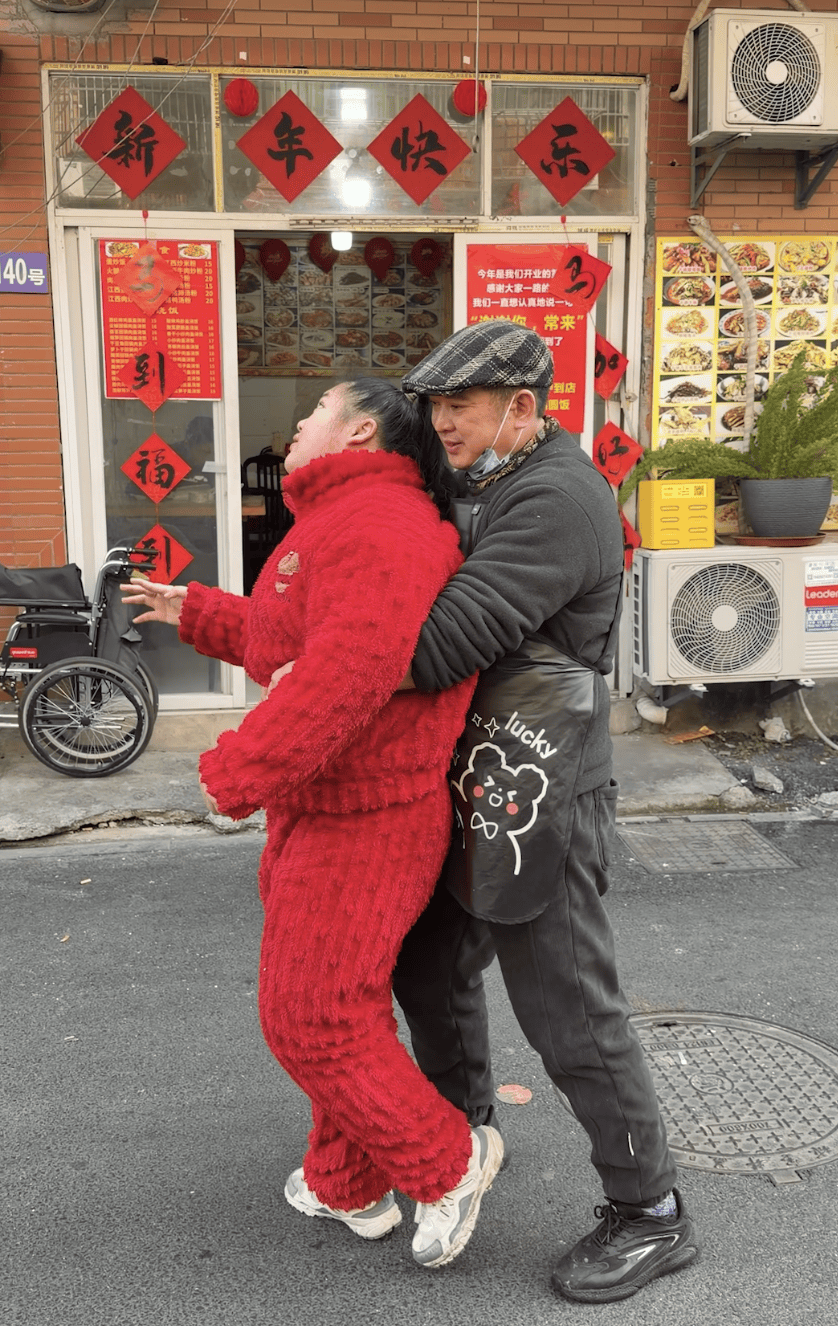 百万债务还清了！夫妻俩在杭州开饭店<strong></p>
<p>双林股份股票</strong>，8年来第一次回老家过年，临行宴请老顾客