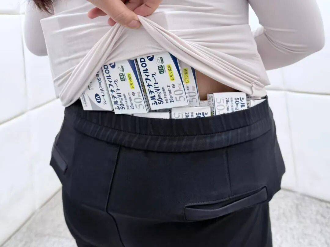 女子身绑73盒"伟哥"<strong></p>
<p>股票开户</strong>,当场被拦下!还有人假扮孕妇,绑了38斤的白银颗粒